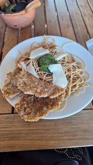 Pasta al pesto y milanesa de seitán at 9 ó 6 Comida Vegana. in Puebla