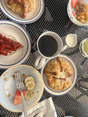 Pan de muerto, café con leche, fruta y el pastel de queso   at 9 ó 6 Comida Vegana. in Puebla