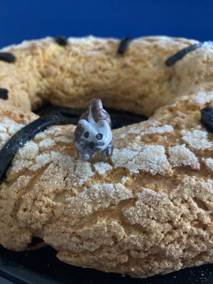 Rosca de reyes con gatitos de cerámica 🐱💕  at 9 ó 6 Comida Vegana. in Puebla