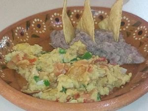 Huevo a la mexicana -de garbanzo-. at 9 ó 6 Comida Vegana. in Puebla