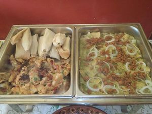 Tamales, huevo a la mexicana y chilaquiles con chorizo at 9 ó 6 Comida Vegana. in Puebla