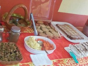Mesa dulce, con pastel de zanahoria, polvorones, pastel mil hojas, fruta y granola at 9 ó 6 Comida Vegana. in Puebla