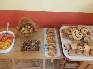 Strudel de manzana, chocolatines, roles de canela. fruta y granola at 9 ó 6 Comida Vegana. in Puebla