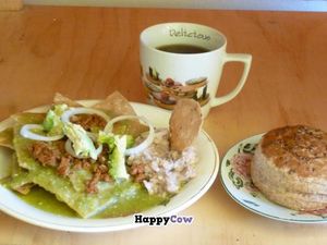 Desayuno vegano con chilaquiles verdes y chorizo vegano. Incluye pan de dulce o salado y taza grande de café americano. at 9 ó 6 Comida Vegana. in Puebla