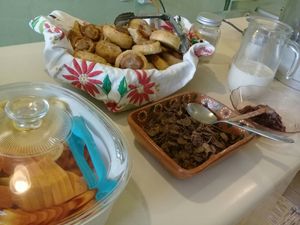 Fruta y pan recién horneado at 9 ó 6 Comida Vegana. in Puebla