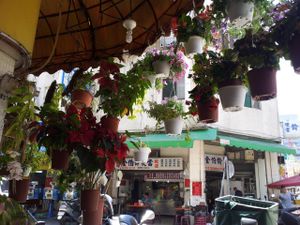 pretty flowers outside the restaurant at Ming Der Vegetarian Buffet in Kaohsiung