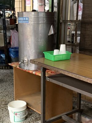 Bottomless tea  at Ming Der Vegetarian Buffet in Kaohsiung