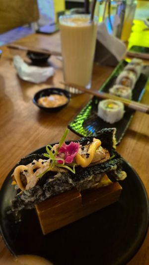 Sushi tacos et uramaki tofu at Amed Pokebowl in Karangasem