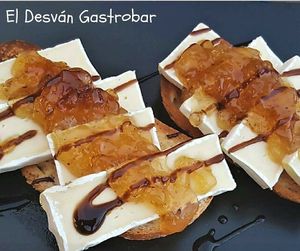 Crostini con queso brie y cebolla caramelizada at El Desvan de Tete in Torrox Costa