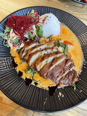 Veganes Curry mit knuspriger veganen Ente  at Miss Hoi An  in Muehldorf