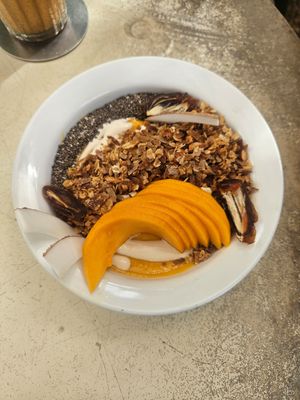 Mango smoothie bowl at Bunch in Hiriketiya