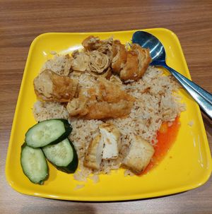 Vegan chicken with fried rice at Shu Vegetarian 典蔬 in Central Singapore