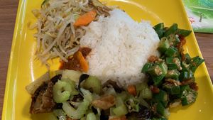 One of the few Chinese vegetarian stall in this area. They open quite early and service is good   at Shu Vegetarian 典蔬 in Central Singapore