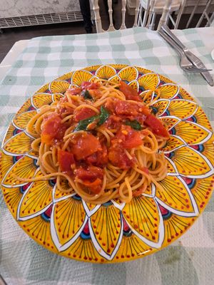 Pasta with tomatoes at Caffè Bistrot Monnalisa in Assisi