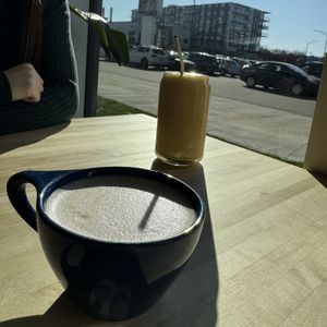 Chocolat chaud et smoothie tropical gingembree  at Café Paleta in Quebec