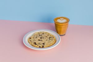 Biscuit aux pépites de chocolat et cortado
//
Chocolate chip cookie and cortado at Café Paleta in Quebec