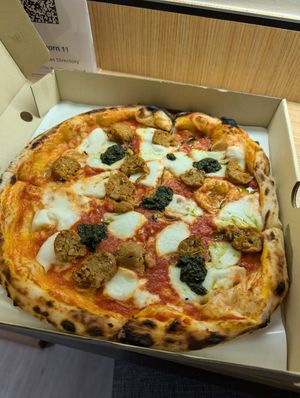 Pizza mit veganer thailändischer Wurst at Tutto Matto - Sathon 11 in Bangkok