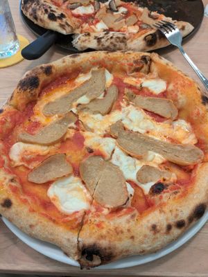 Regular size (No. 5 without mushrooms) at Tutto Matto - Sathon 11 in Bangkok