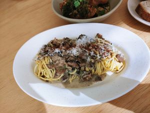 Spaghetti with mushroom cream sauce at MitBord in Seoul