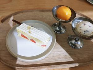 Cake and ice cream at MitBord in Seoul