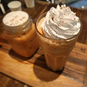 Thai tea latte and smoothie at Veganerie - Mercury Ville in Bangkok