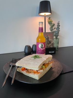 GegenVind "New Orleans" Sandwich Po'Boy Style with sweet potatoes, bell pepper, spring onions with housemade spicy Aioli on housemade bread. at GegenVind Café in Hamburg