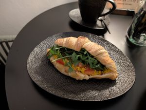 Croissant L.A. with tofu scramble at GegenVind Café in Hamburg