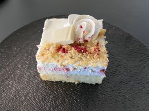 Weiße Schoko-Himbeere  #Veganuary at GegenVind Café in Hamburg