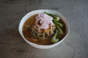 깊고 풍부한 맛의 채소 육수를 이용해 다양한 야채들과 식물성 불고기가 풍미를 더한 비건 쌀국수 입니다.  at Jeju Veggies - 제주베지스 in Jeju