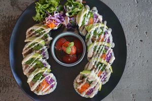 식물성 밀불고기와 다양한 야채, 아보카도를 두유소스와 곁들여 담백하고 신선한 맛을 느낄수 있는 비건 롤입니다. 글루텐프리 at Jeju Veggies - 제주베지스 in Jeju