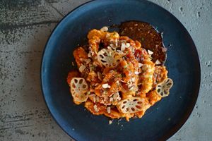 순수 식물성 콩고기, 버섯 , 콩새우를 튀겨 매콤한 양념에 닦아내어 제공되는 비건 치킨입니다. at Jeju Veggies - 제주베지스 in Jeju