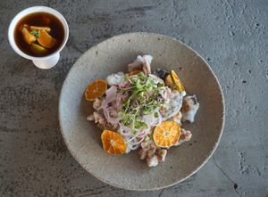 건강한 식물성 재료들을 쫄깃 바삭하게 튀겨 제주 감귤의 상큼한 소스와 곁들여 먹는 비건 음식입니다. 글루텐프리 at Jeju Veggies - 제주베지스 in Jeju