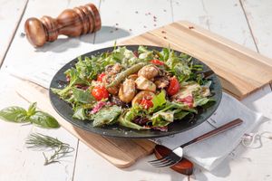 4가지 다양한 버섯을 소이소스로 닦아내어 신선한 야채와 달콤한 발사믹 드레싱을 곁들여 먹는 비건 샐러드 입니다.  at Jeju Veggies - 제주베지스 in Jeju