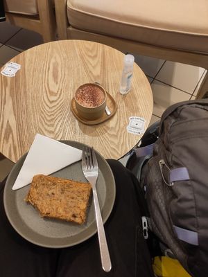 Vegan + glutenvrije cake en speciale chocolademelk at CASA CAFE in Paris