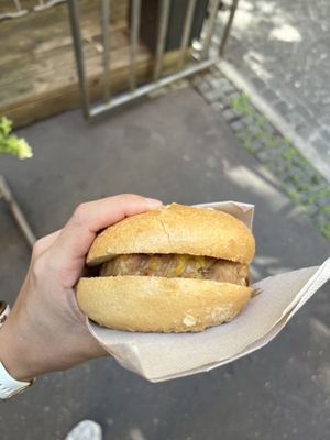 Chili cheese Leberkässemmel mit süßem Senf   at Die Vegane Fleischerei in Augsburg