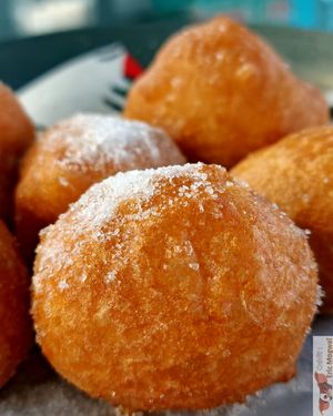 Vegan dessert improvises with pizza bowl and suggar at Assaje - Navigli in Milan