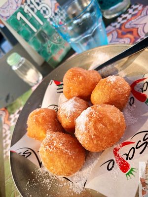 Vegan dessert improvises with pizza bowl and suggar at Assaje - Navigli in Milan