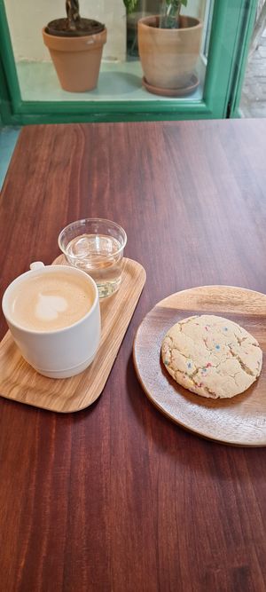 Latte e Birthday cookie at Fuga Café in Madrid
