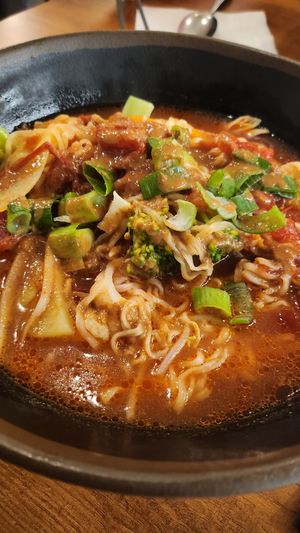 Meine fertige Suppe mit Gemüse, veganen Nudeln und süß-saurer Tomatenbasis at Mala Hot - 小红门麻辣烫 in Reutlingen