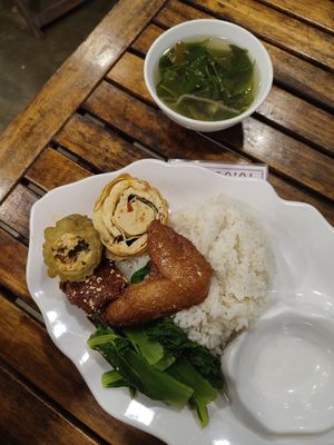 Buffet dishes at Quan Chay Dam in Hoi An