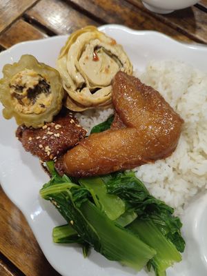 Buffet dishes at Quan Chay Dam in Hoi An
