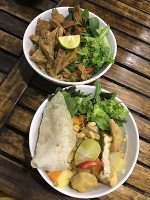 cao láu and my quáng — both were really tasty and available at 7am 🙂  at Quan Chay Dam in Hoi An