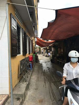 Take this alley, bar 50m ahead at Quan Chay Dam in Hoi An