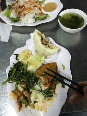 Evening buffet (20k dongs) with Banh Bao (8k dongs) at Quan Chay Dam in Hoi An