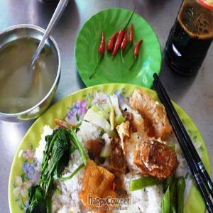 Meal from warmer at Quan Chay Dam in Hoi An