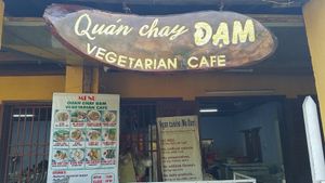 outside sign opposite le fe cafe at Quan Chay Dam in Hoi An