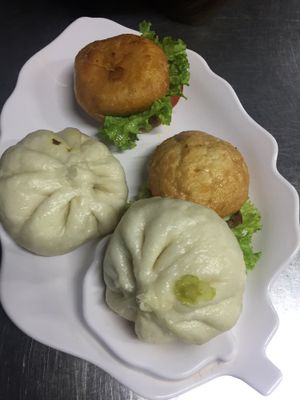 Bao and "hamburger" at Quan Chay Dam in Hoi An