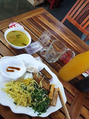 Buffet at Quan Chay Dam in Hoi An