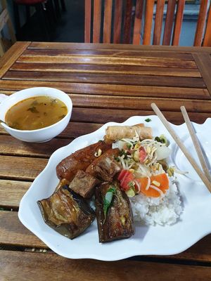 Buffet at Quan Chay Dam in Hoi An