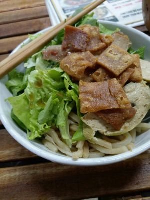 Cao lau at Quan Chay Dam in Hoi An